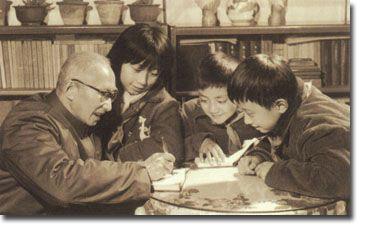 陈伯吹喜欢和孩子们在一起