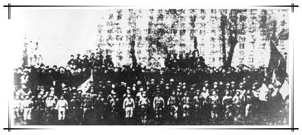 1923年2月1日京汉铁路总工会召开成立大会,全体代表合影。