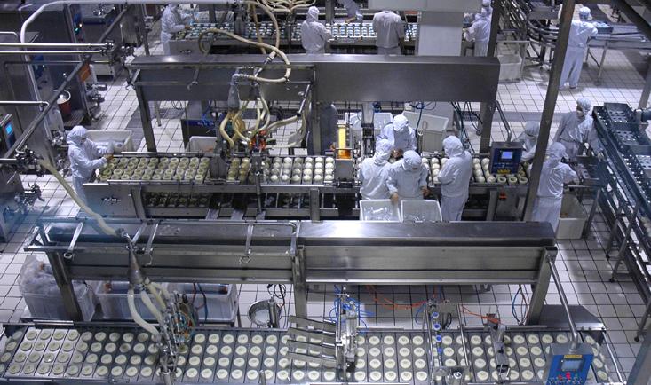 食品是以农产品、畜产品、水产品和林产品等可食性资源为原料,按照一定的工艺要求,经过加工或重组,为人类提供可食用的各种制品。 我国食品工业及食品机械的发展历程大致可分为三个阶段。 第一阶段 20世纪50年代以前,食品的生产加工主要以手工操作为主,基本属于传统作坊生产方式。仅在沿海一些大城市有少量工业化生产方式的食品加工厂,所用的设备几乎全是国外设备。而粮食加工厂情况略好于食品加工厂。此阶段的工业化生产的粮食加工厂主要是以面粉的工业化生产加工为主。但同样,面粉厂所用的设备也几乎全是国外设备。可以说50年代