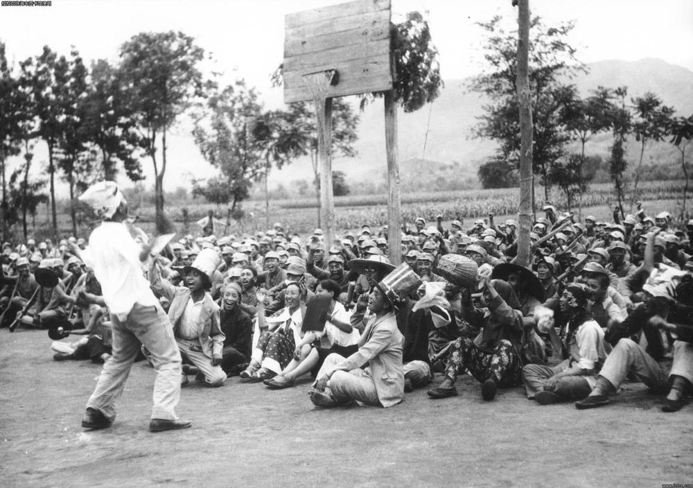 1939年7月7日,运动会上的抗大二分校啦啦队.