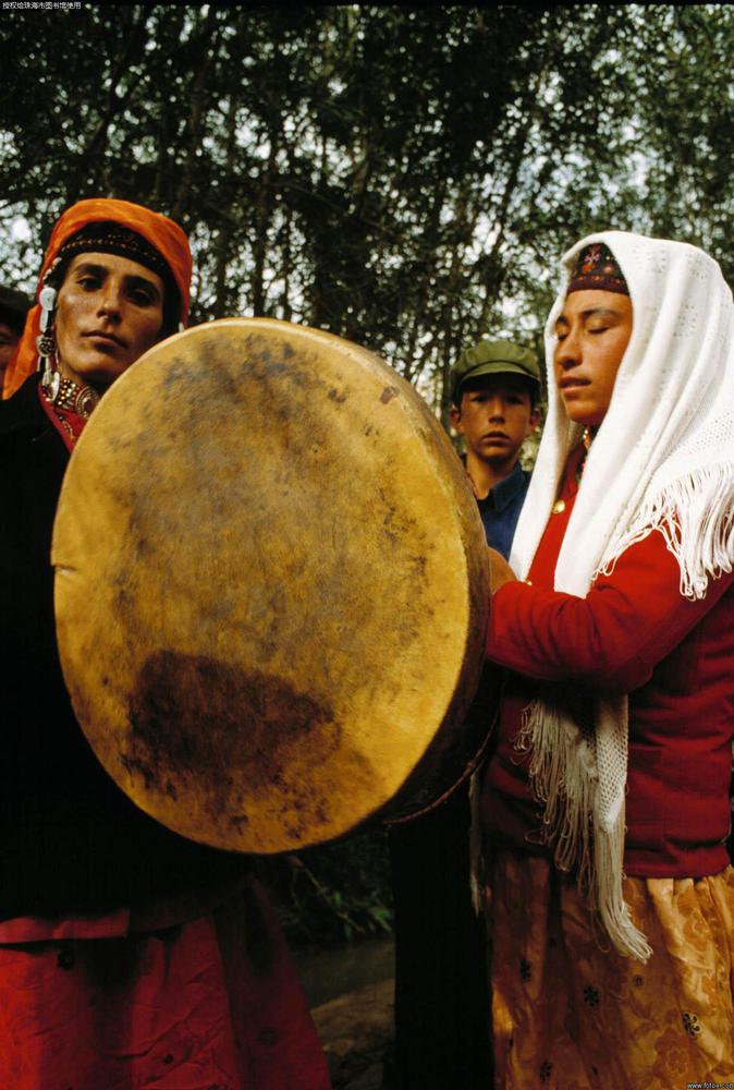 20世纪90年代,新疆帕米尔高原塔吉克族婚礼,新娘新郎合击皮