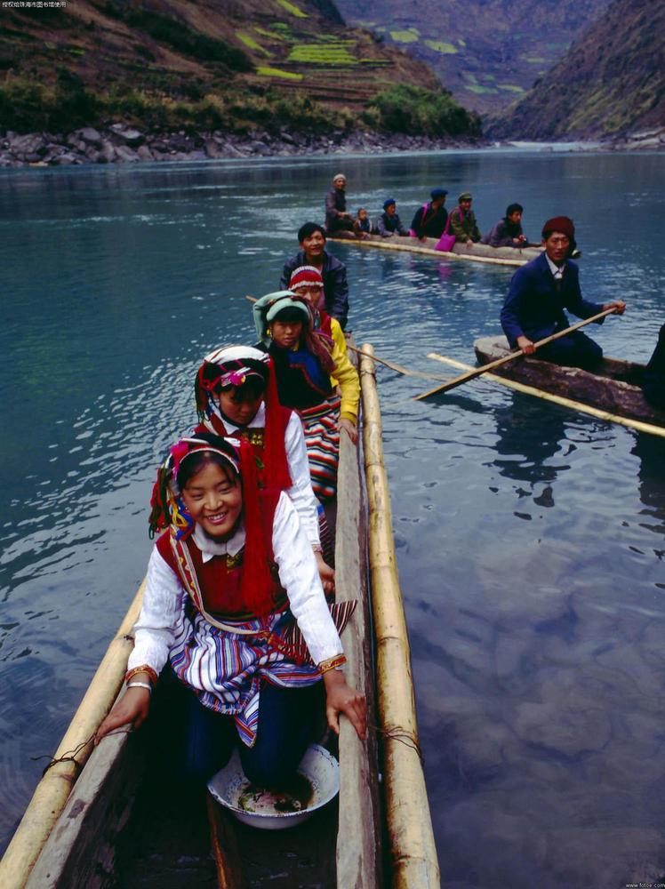 怒江赤科村怒族新娘和娘家送亲的人们乘坐窄小的猪槽船渡