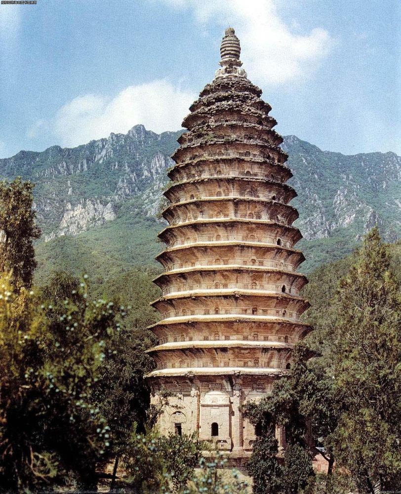河南嵩山嵩岳寺塔,是中国最古老的砖塔,建于北魏.