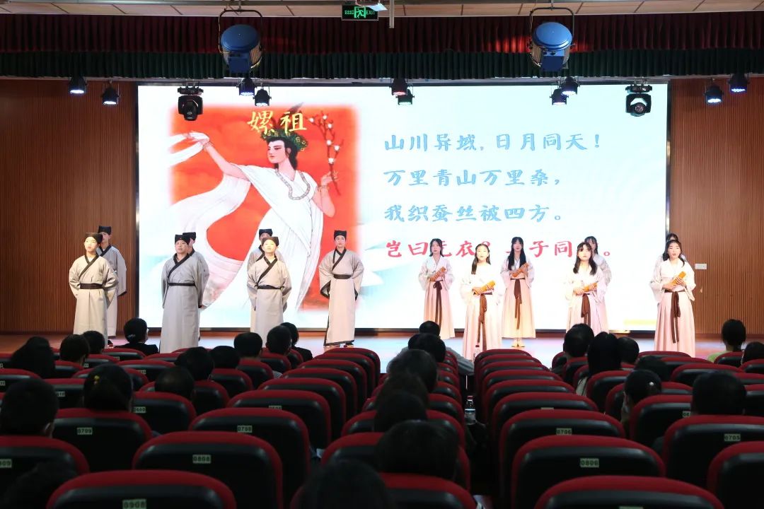 决赛现场选手们激烈角逐1