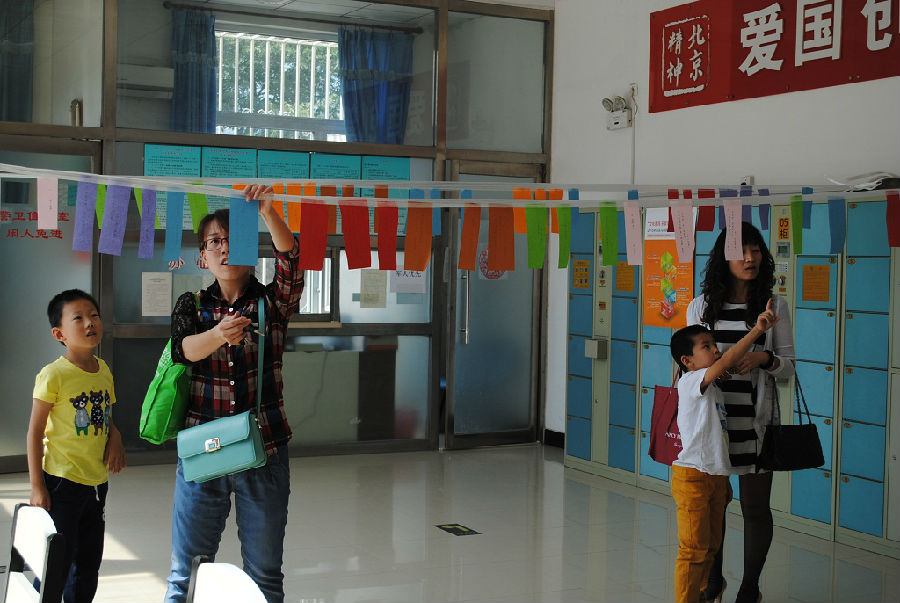 区图书馆开展庆中秋猜谜活动2.jpg?v=1765795644692