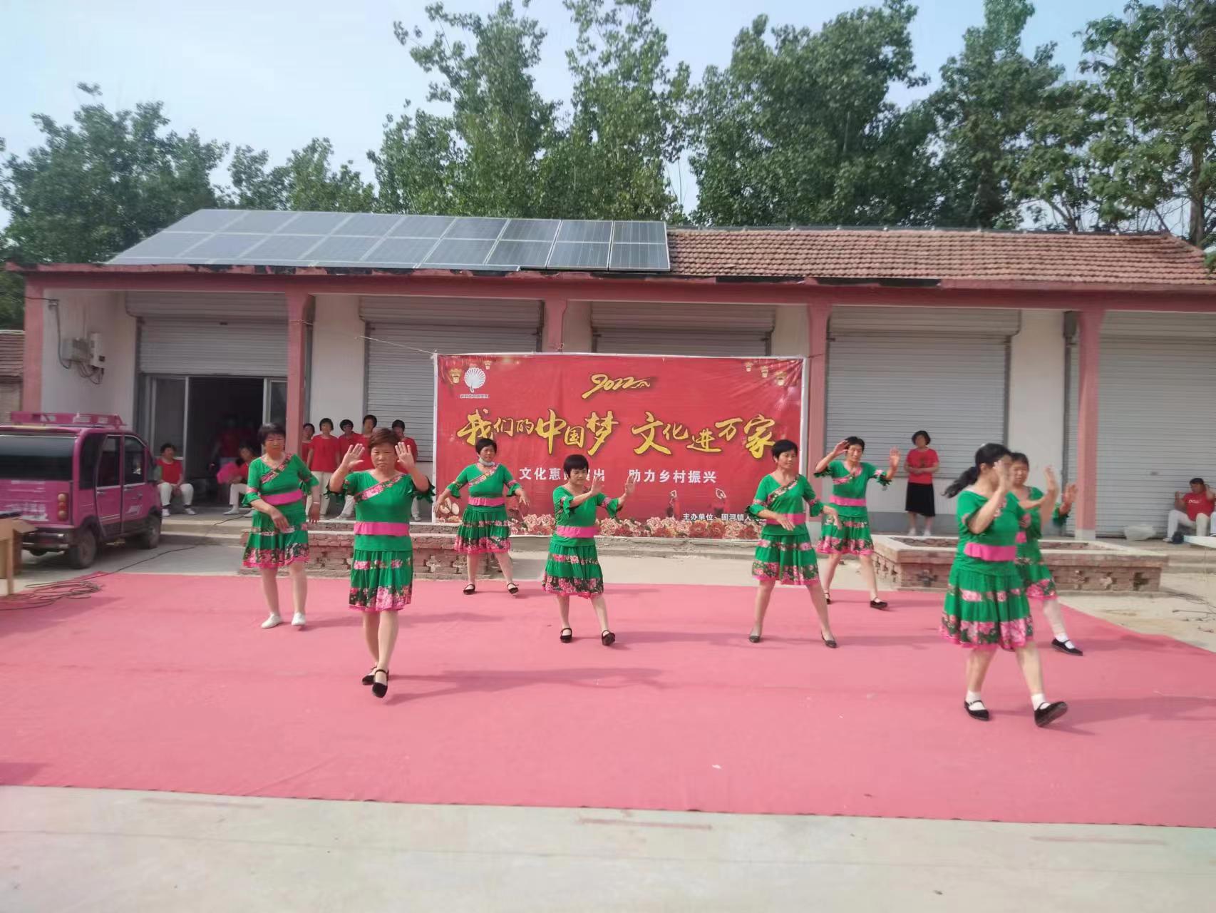 固河镇送演出到省定贫困村张桃村