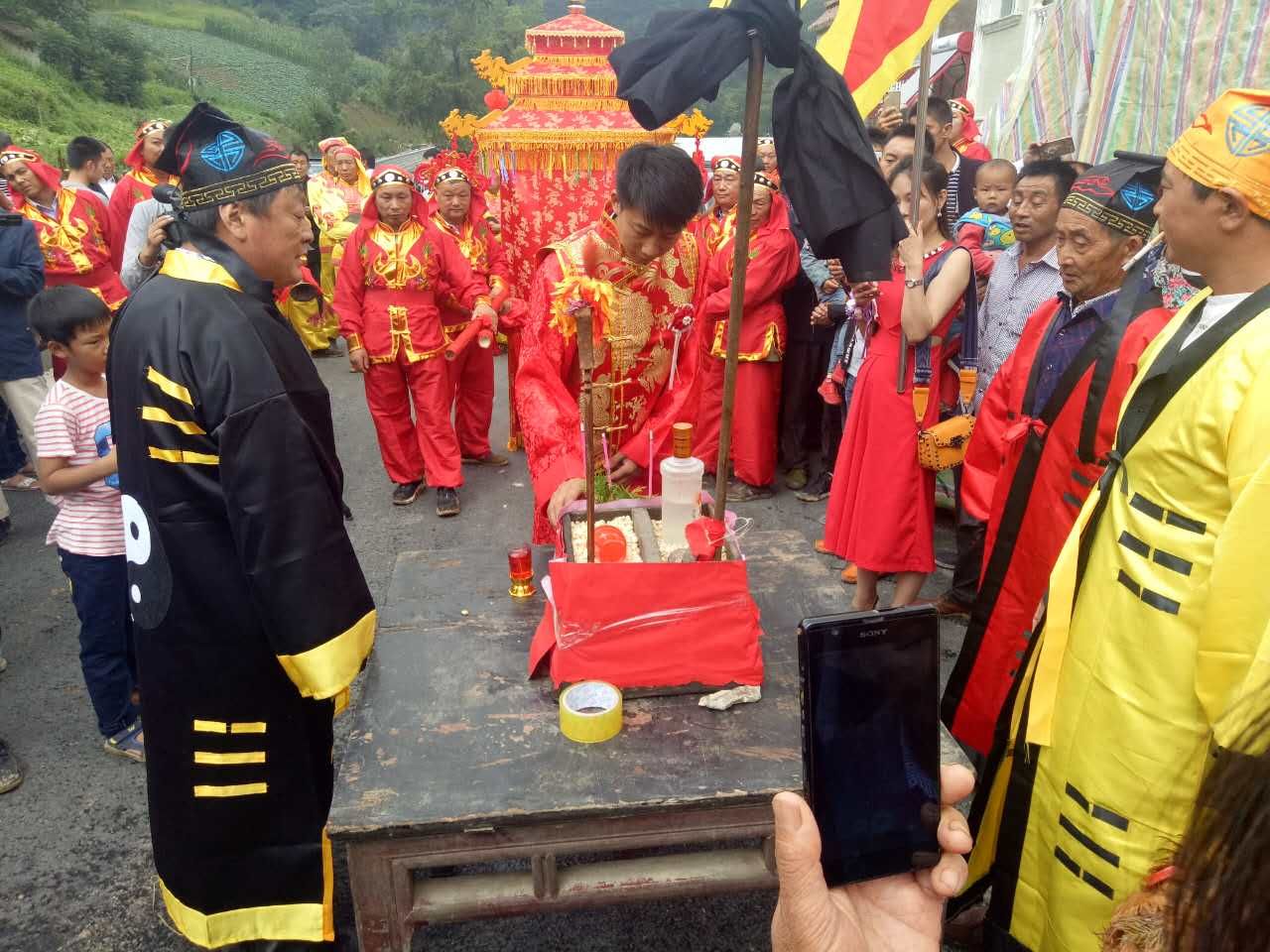 拦车马展演现场.jpg