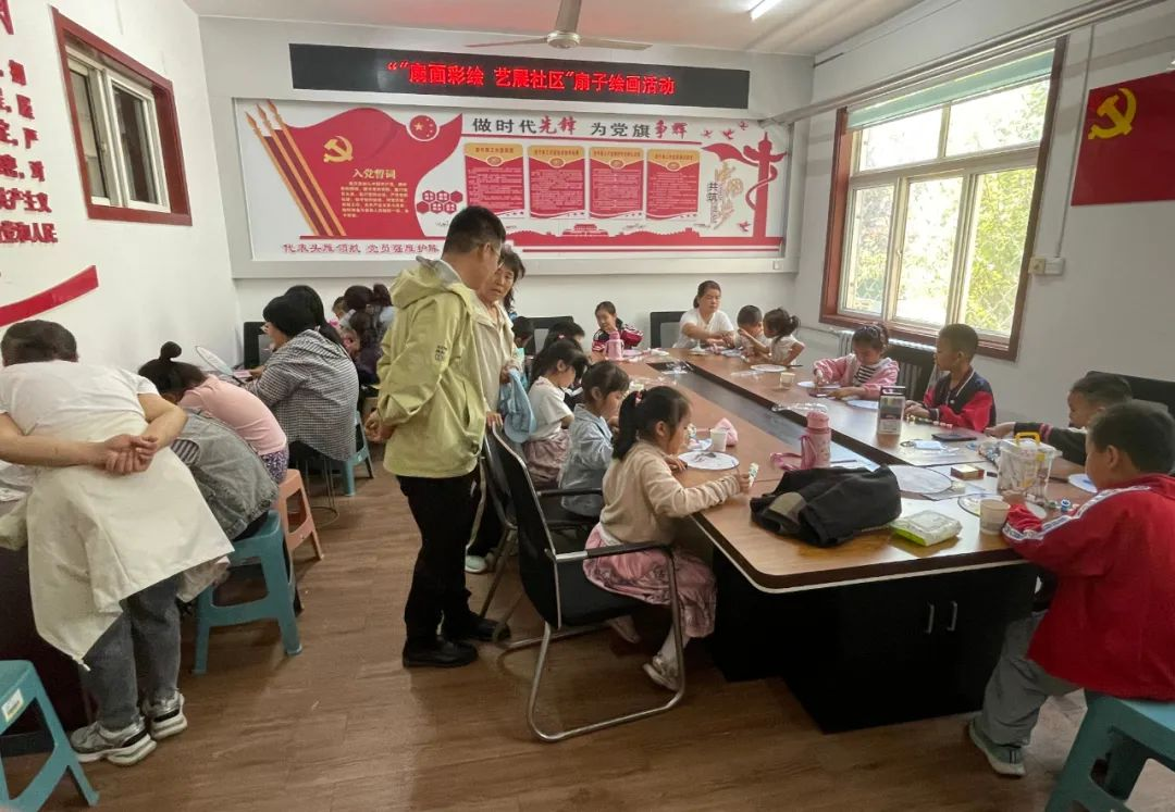 高唐县人和街道育才社区“我们的中国梦 文化进万家”“扇面彩绘 艺展社区”青少年扇子绘画活动