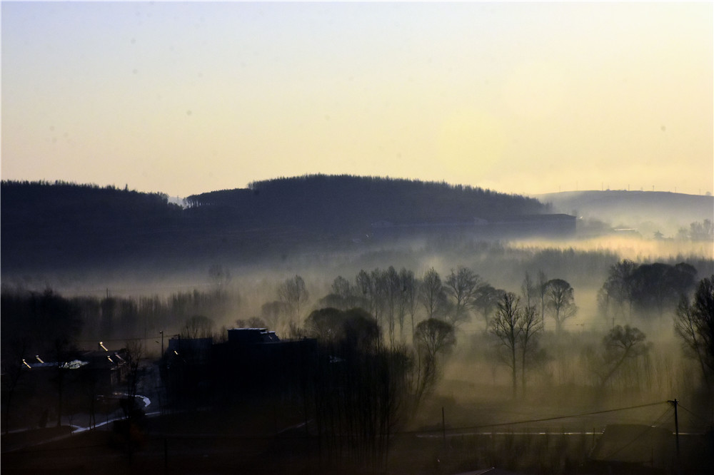 周锦琪《山村晨曦》