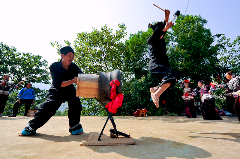 神木铜鼓舞通过舞者的默契使用产生共鸣滑音效果音波可达十里之外