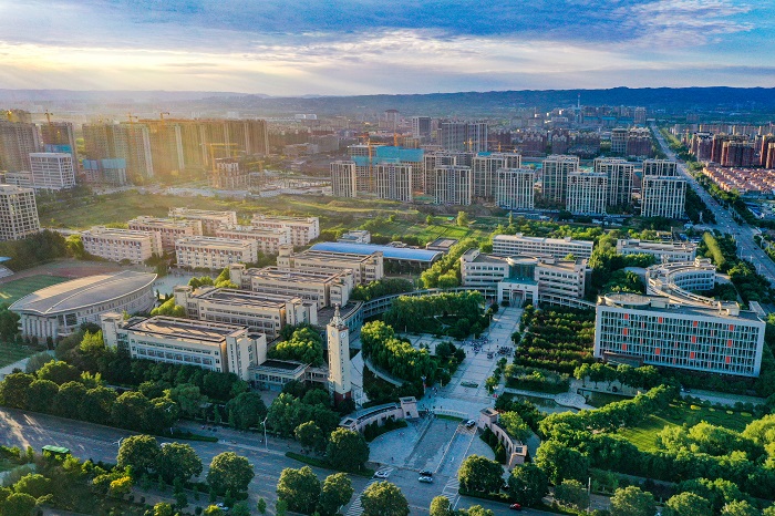 《美丽的大学校园》吴向俊摄于晋中榆次18635468532 《美丽的大学校园》吴向俊摄于晋中榆次18635468532.jpg