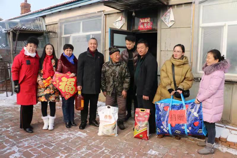 演出结束后,馆长刘强带领市图书馆“爱心志愿团队”在村书记刘青山的陪同下驱车来到贫困户刘广生家,将米、面、油、衣物等生活用品送给老人,同时也送上新春佳节的问候与美好祝福。 演出结束后,馆长刘强带领市图书馆“爱心志愿团队”在村书记刘青山的陪同下驱车来到贫困户刘广生家,将米、面、油、衣物等生活用品送给老人,同时也送上新春佳节的问候与美好祝福。.jpg