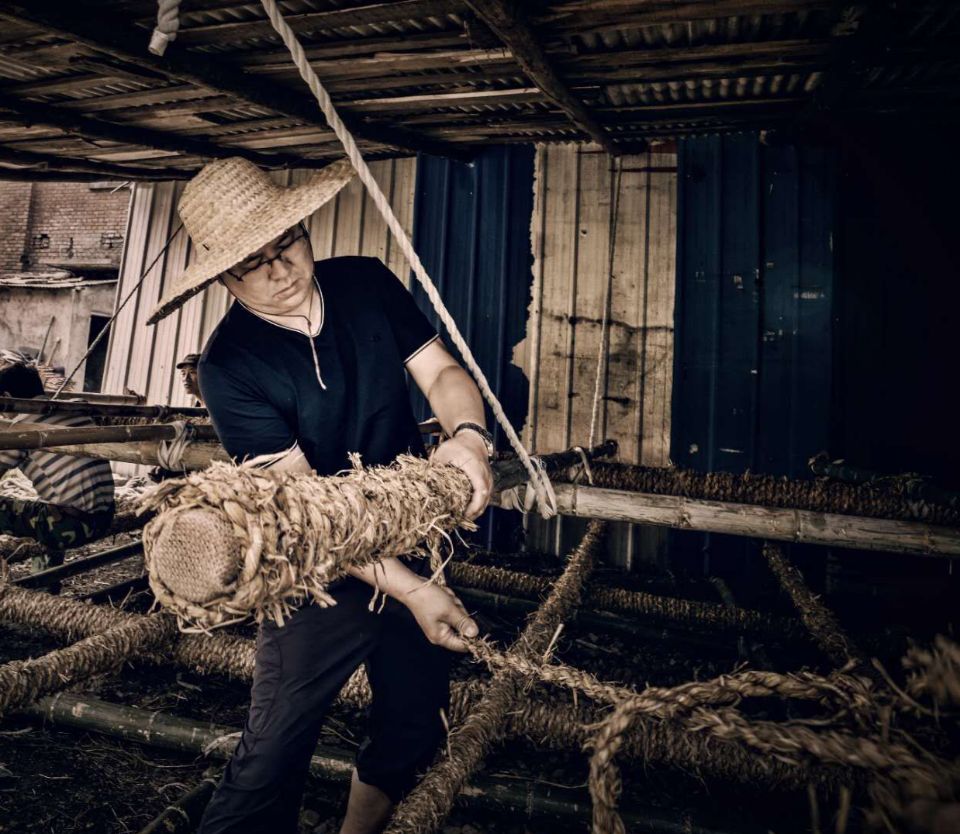 “龙头游戏”代表性传承人金昌男在制作“龙头游戏”道具 “龙头游戏”代表性传承人金昌男在制作“龙头游戏”道具.jpg