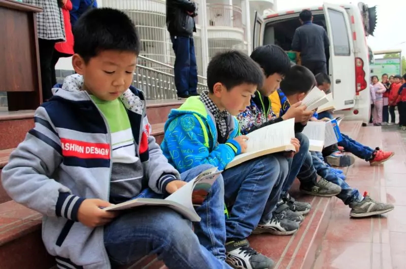 全民阅读活动走进澴西学校
