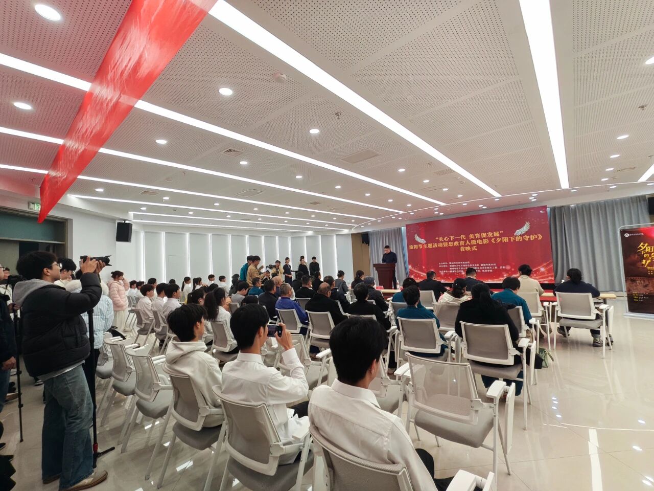 群众身边的美术馆: “赓续薪火，美育传情”——重阳节大手牵小手暨青马工程实践日活动