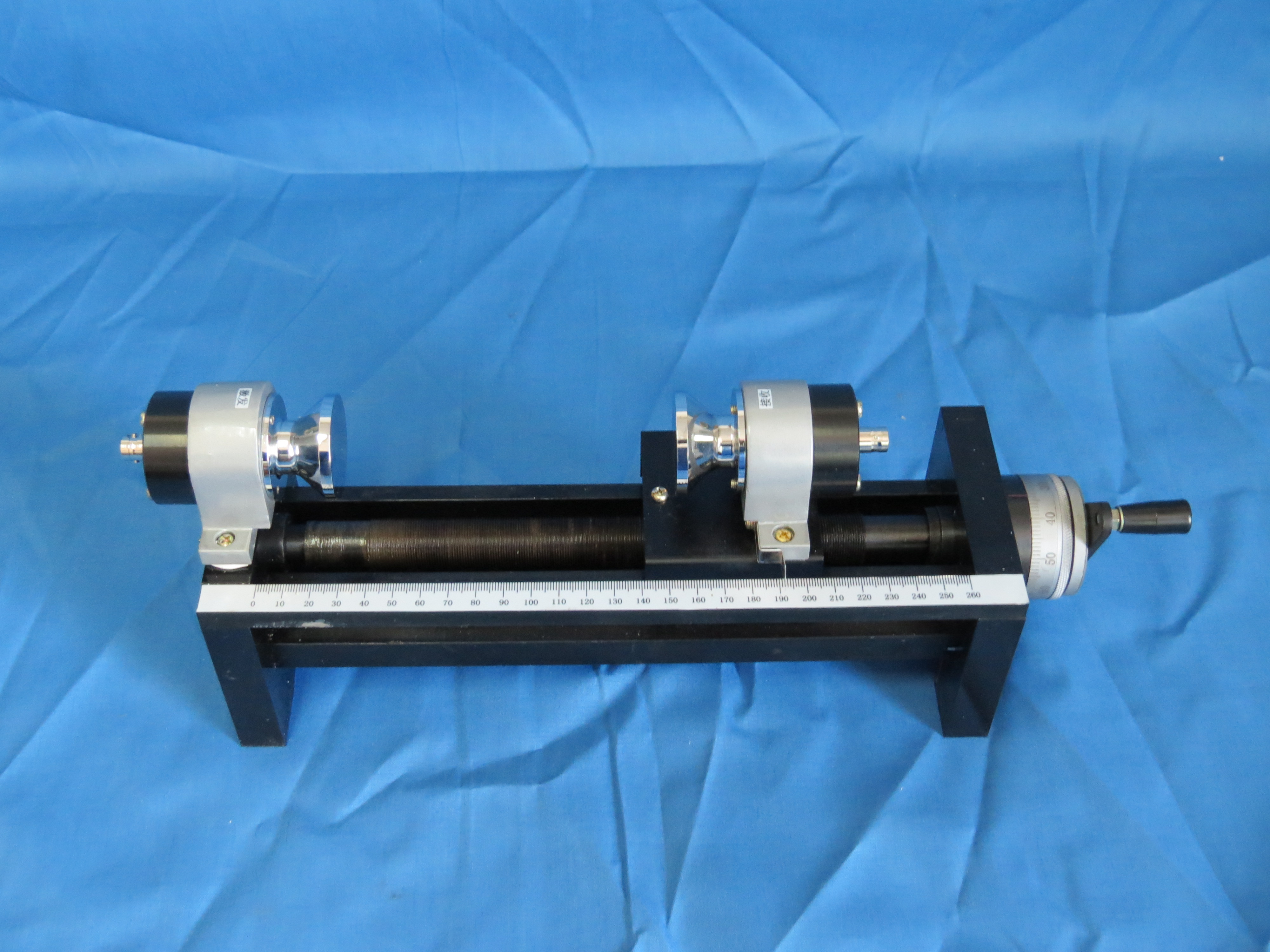 声速测定仪是一种声速测定专用实验仪。它可测量声音在空气中传播速度,而且可以测量声波在空气中的波长。通过实验使学生更深入掌握波动学的基本声速测量实验原理和实验方法。