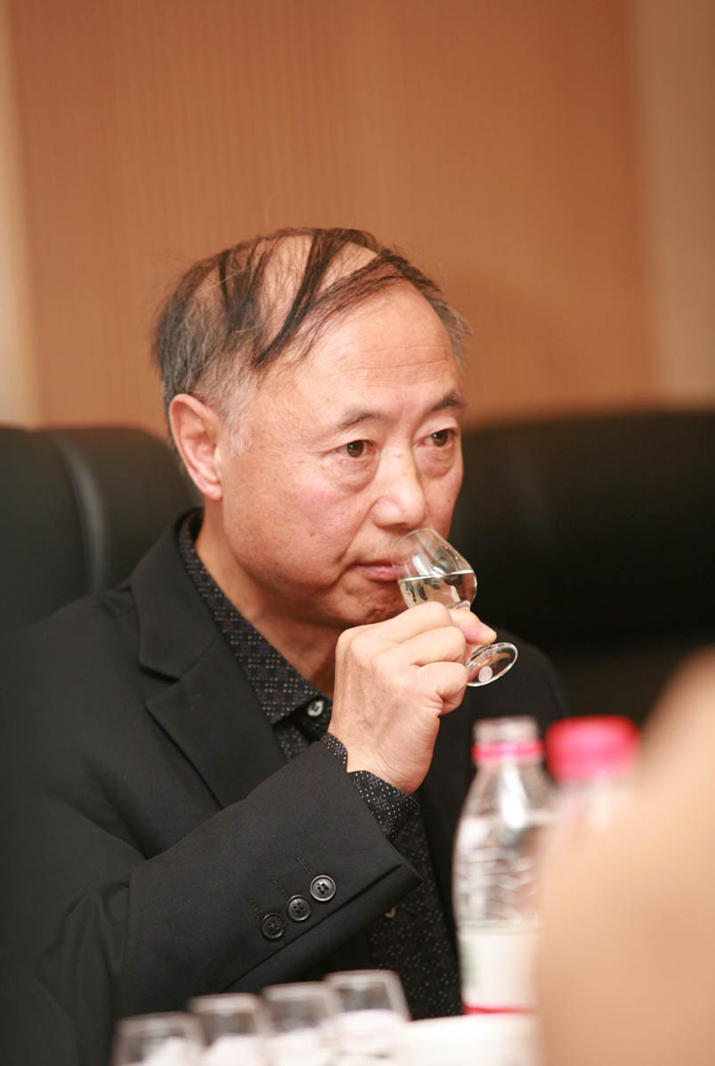 2015年10月,武光路在参加香港酒类大亨评选时品酒的画面