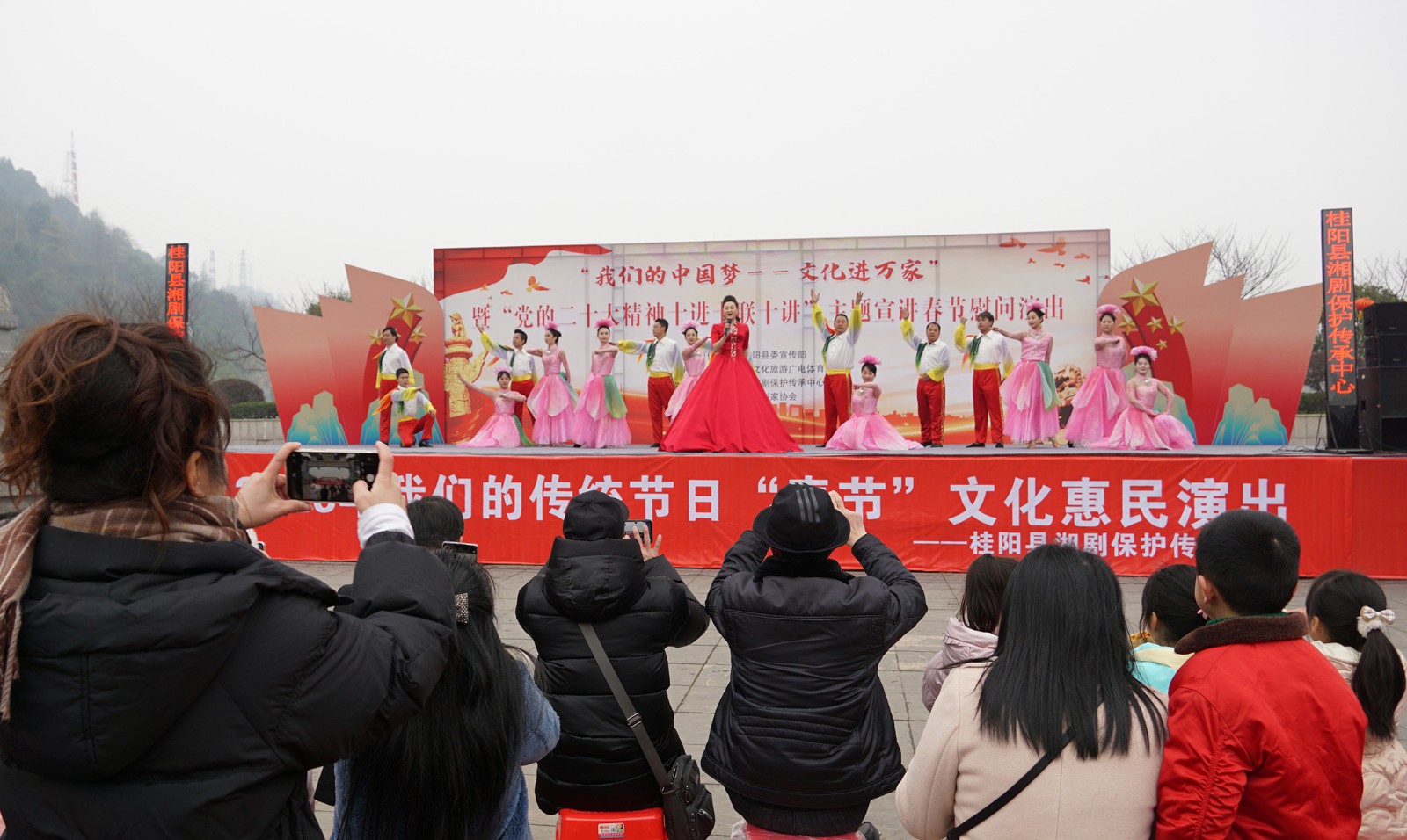 2月2日鹿峰街道文化路文化园大门口演出(资)