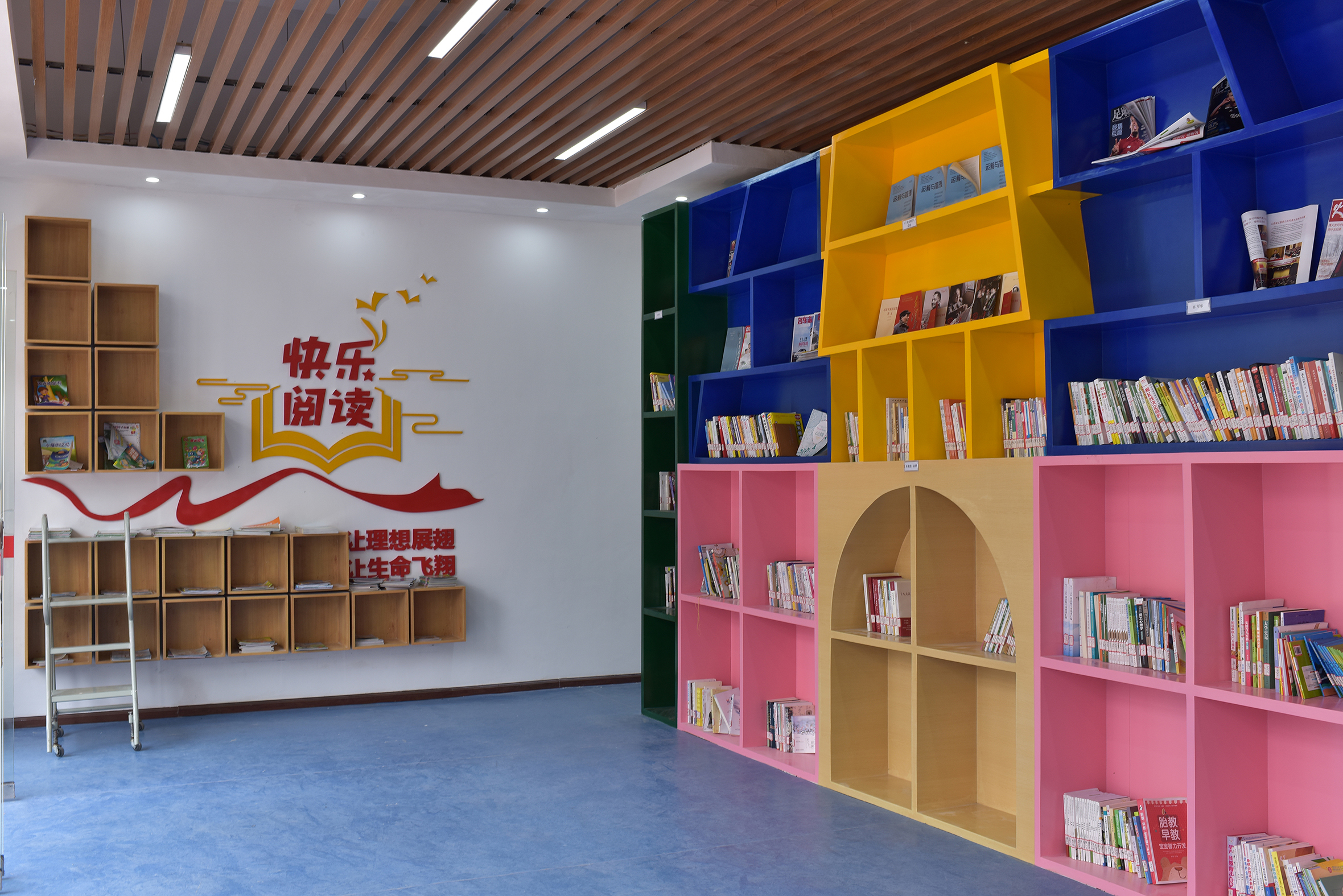 9月1日，镇宁自治县在易地搬迁点景宁小区开展国学经典阅读活动 赵盛昭 摄 (3).jpg?v=1746469460990