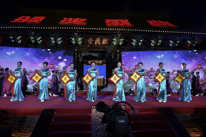 《模特走上大舞台》-郝建中