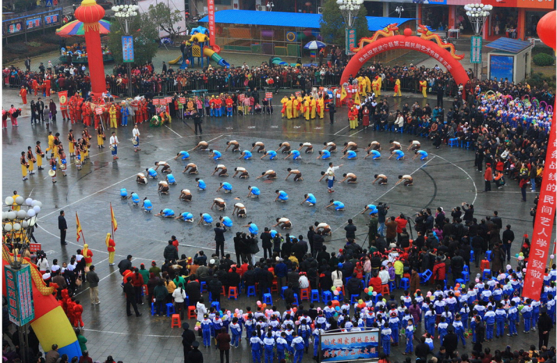 6百人打鼓歌广场表演.jpg