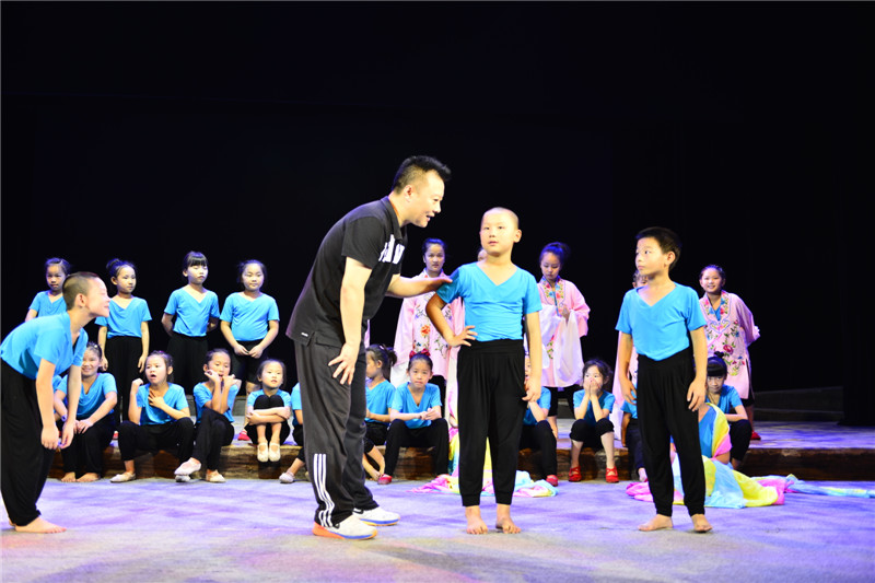 教学生们黄梅戏基本功 .JPG