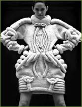 图片包含 人员, 雕塑, 建筑物, 掌握已生成极高可信度的说明