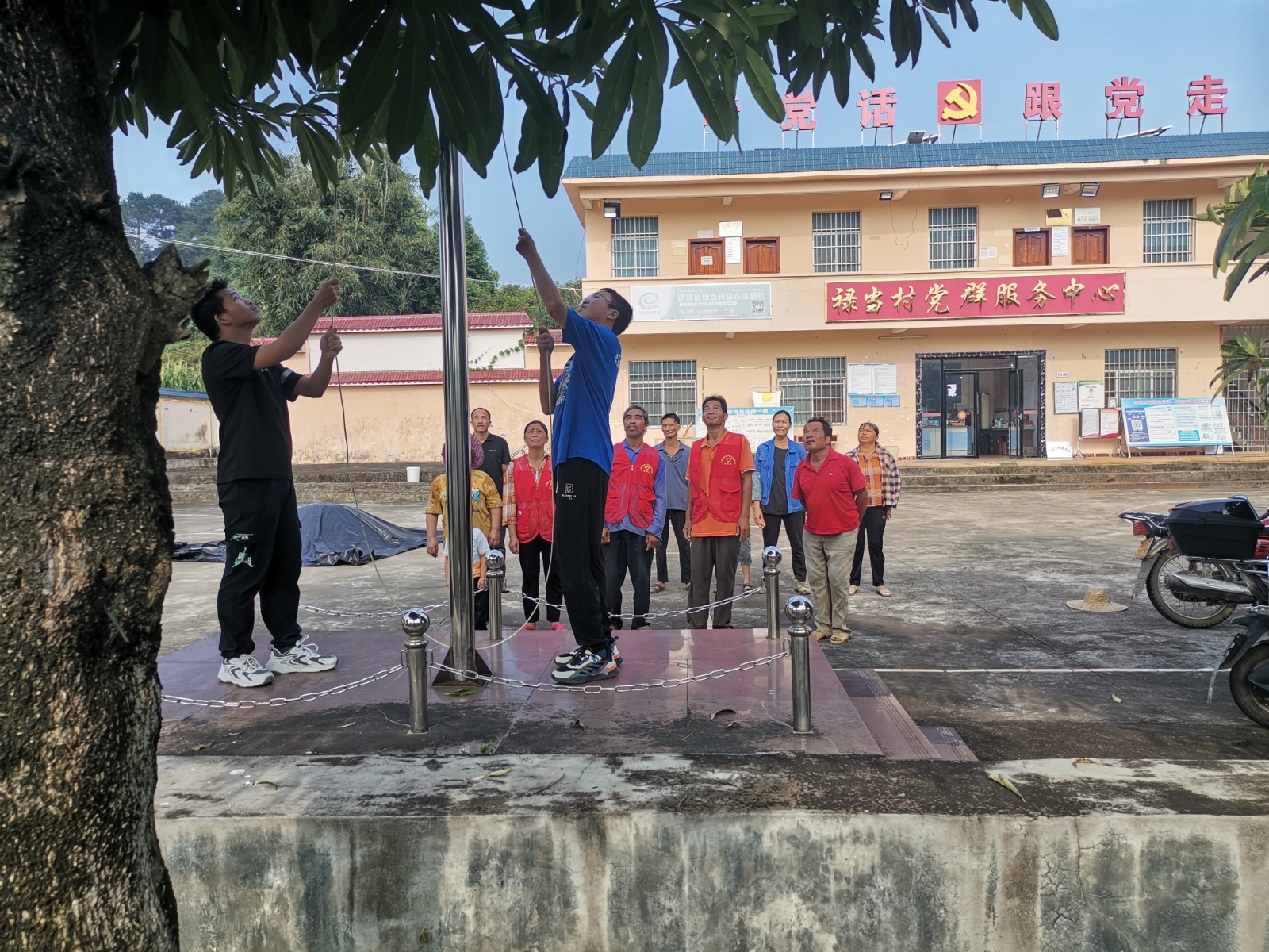 禄当村国庆节开展听党话 感党恩 跟党走“国旗工程 在国旗下讲国旗国歌故事”主题宣讲.jpg