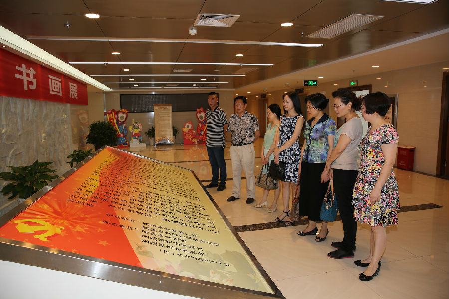 州图书馆在职党员参观恩施州廉政书画展.JPG