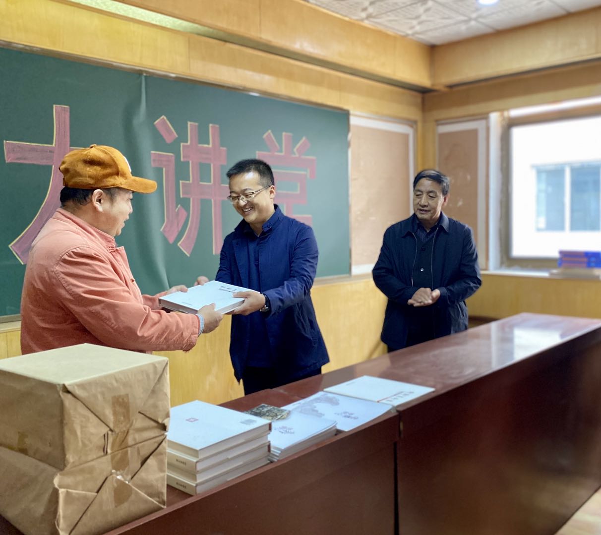 赠与图书 赠与图书.jpg