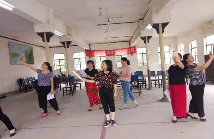 clip_image173 9月17日徐婷三里畈镇排练小品