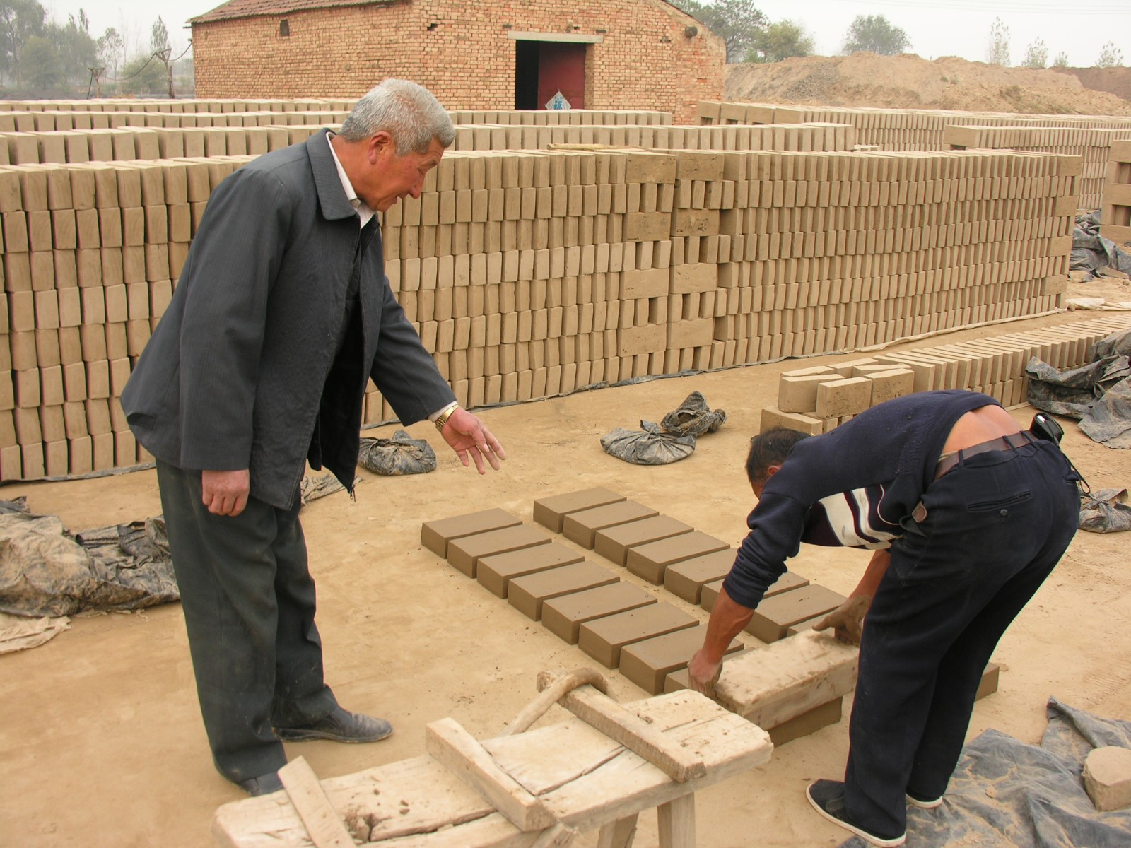 传承人景永祥在指导工人制坯,拍摄者:柴鑫
