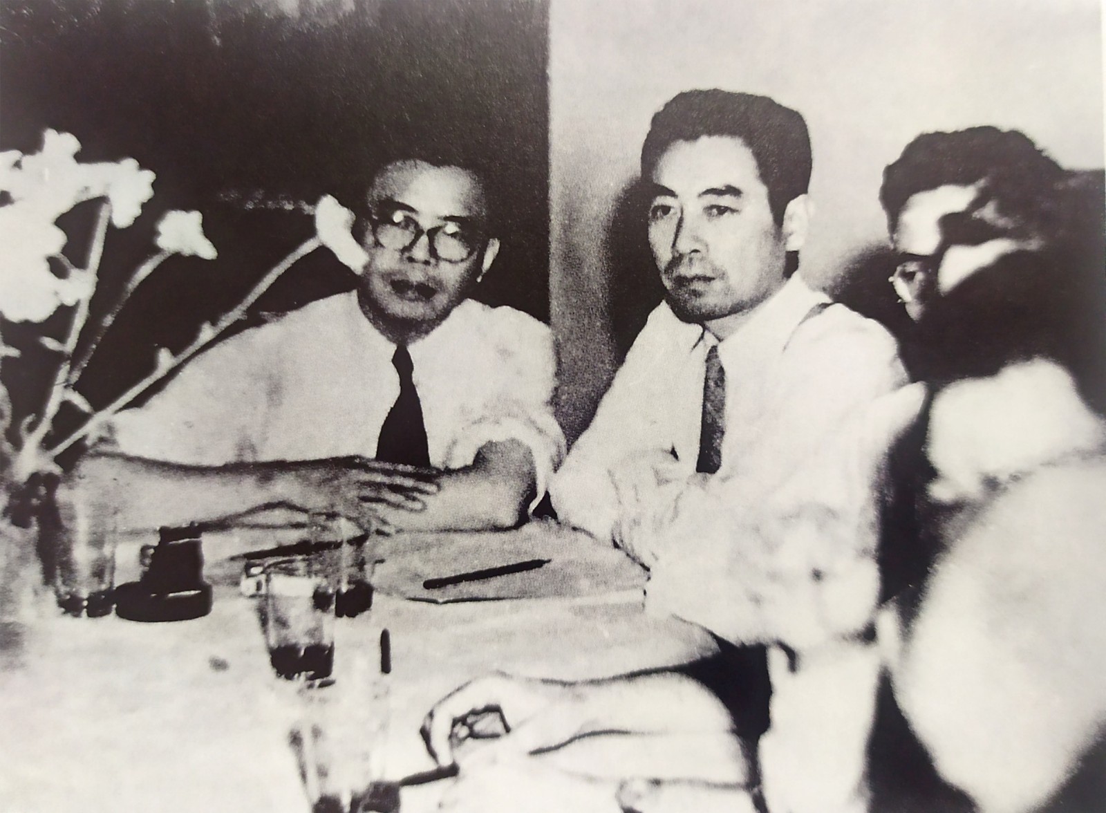 1946年,中共代表周恩来与国民党及联合国善后救济总署代表会谈黄河归古问题