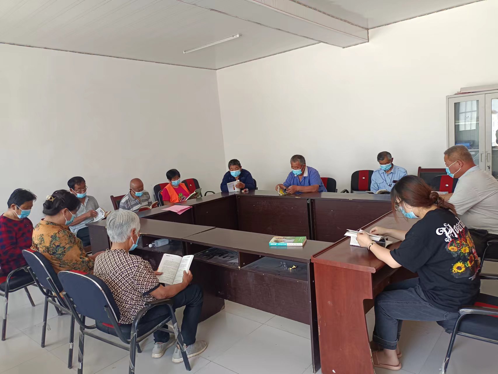 固河镇刘菜园村农家书屋开展全民阅读活动