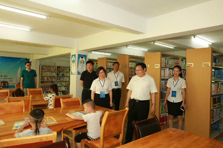 州委常委、宣传部长、副州长马尚云(右二)调研州图书馆少儿阅览室.JPG