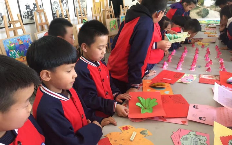 用衍纸制作的各种花卉、花篮,手工制作的立体手抄报、立体明信片,蜡笔绘画的作品1