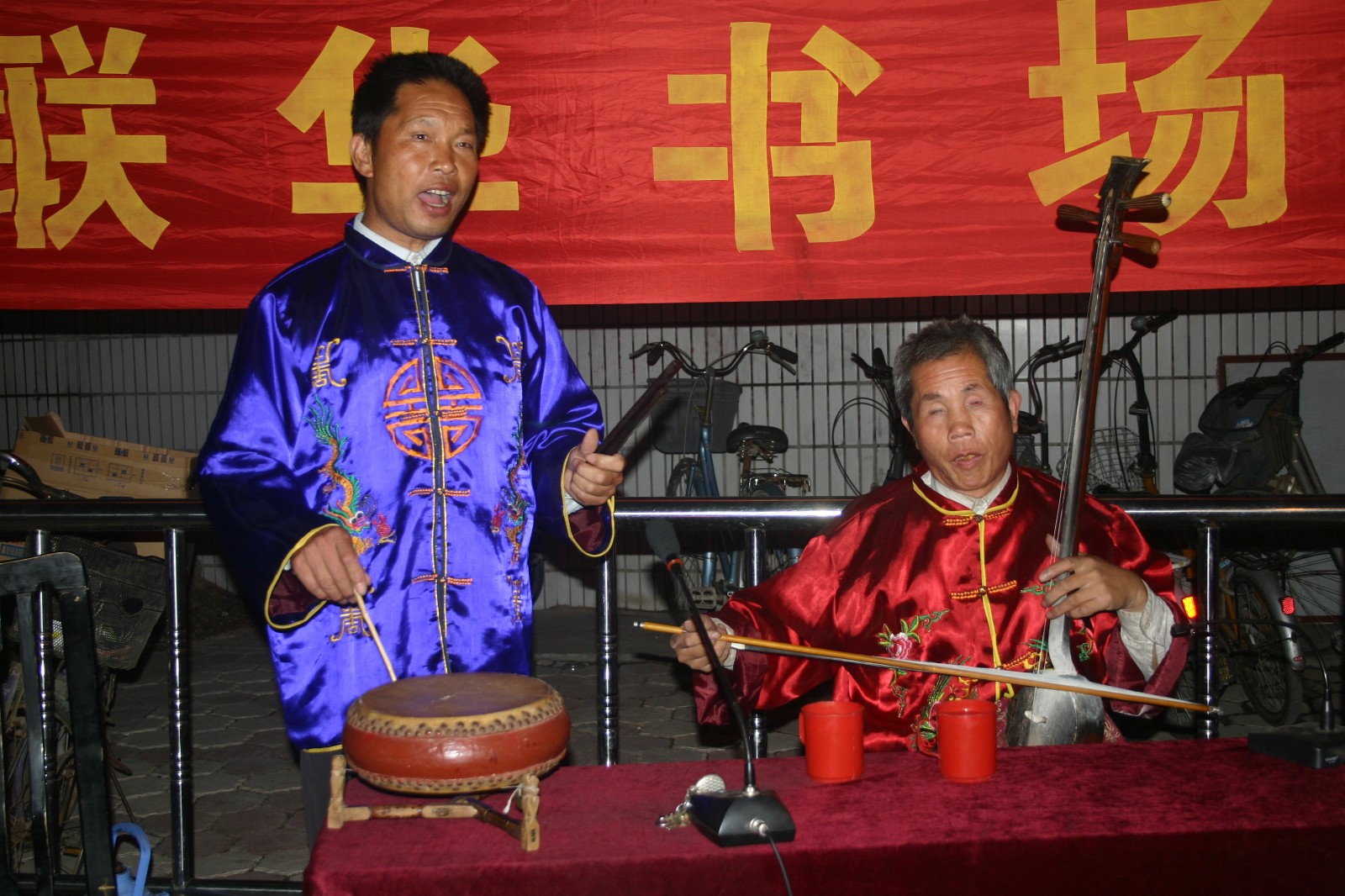 40说唱评书,图二传承人王庆嵩在表演