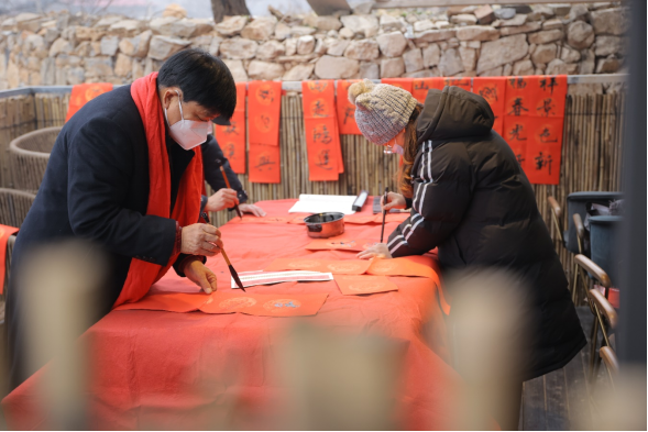 解放区图书馆“写春联送祝福”活动走进乡村民宿