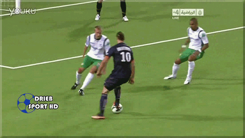 伊布牛尾巴玩儿砸后拥抱对手化解尴尬