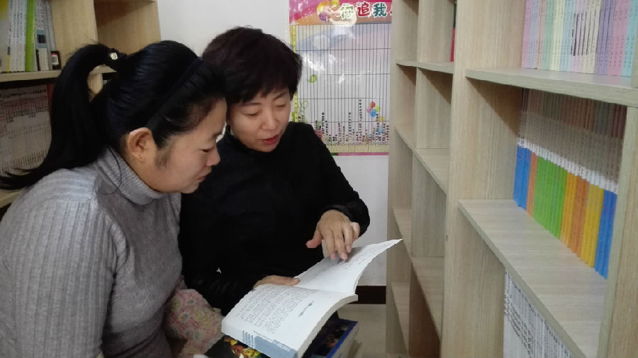 11月6日图书馆对和平小学分馆进行辅导活动2.jpg?v=1764963571384