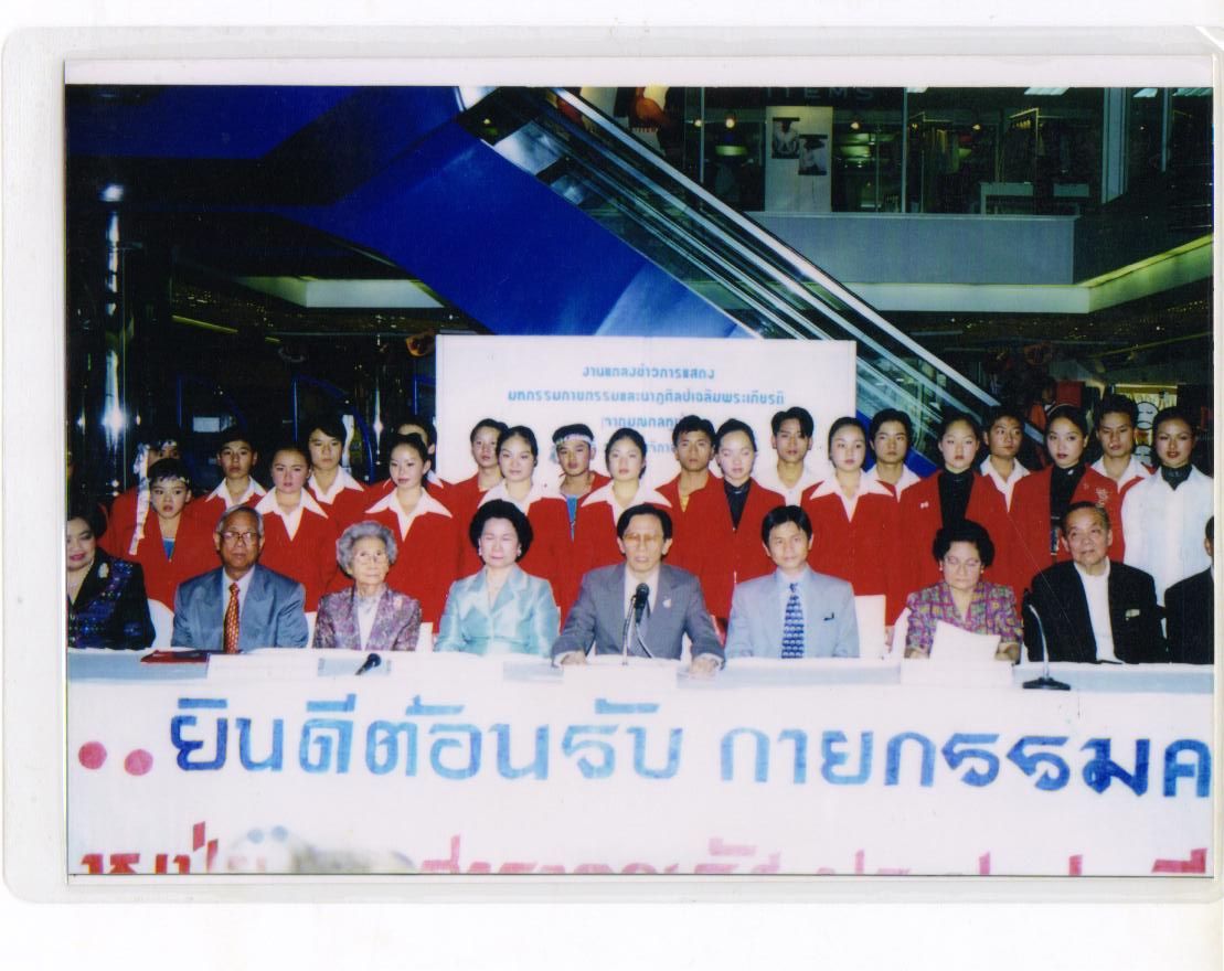 与驻泰大使、文化参赞泰裕森((右三)和泰国领导人(右四)在一起(摄影和版权所有:郭 律 与驻泰大使、文化参赞泰裕森((右三)和泰国领导人(右四)在一起(摄影和版权所有:郭 律.jpg