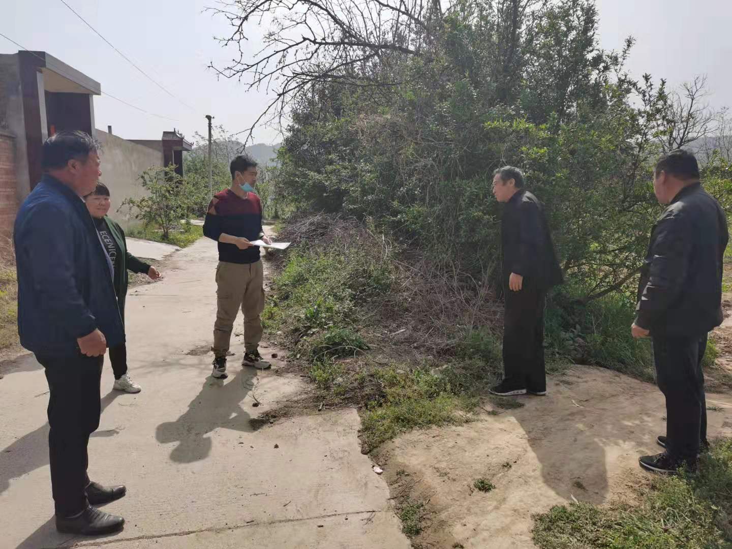 市文管所协调古城墙遗址立碑 (1)