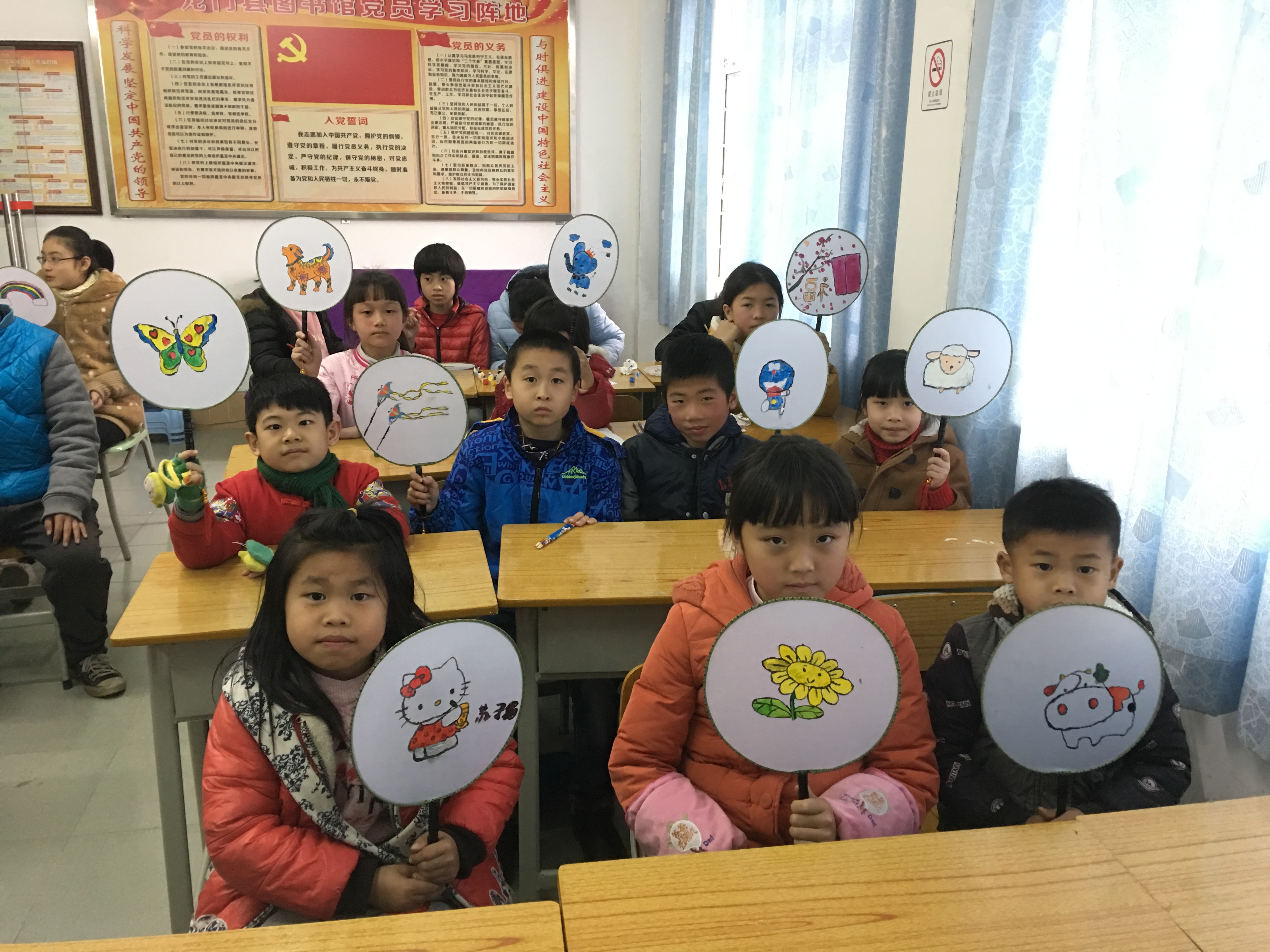 龙门县图书馆举办“文化传承画中情•儿童创意扇子画”文化惠民活动