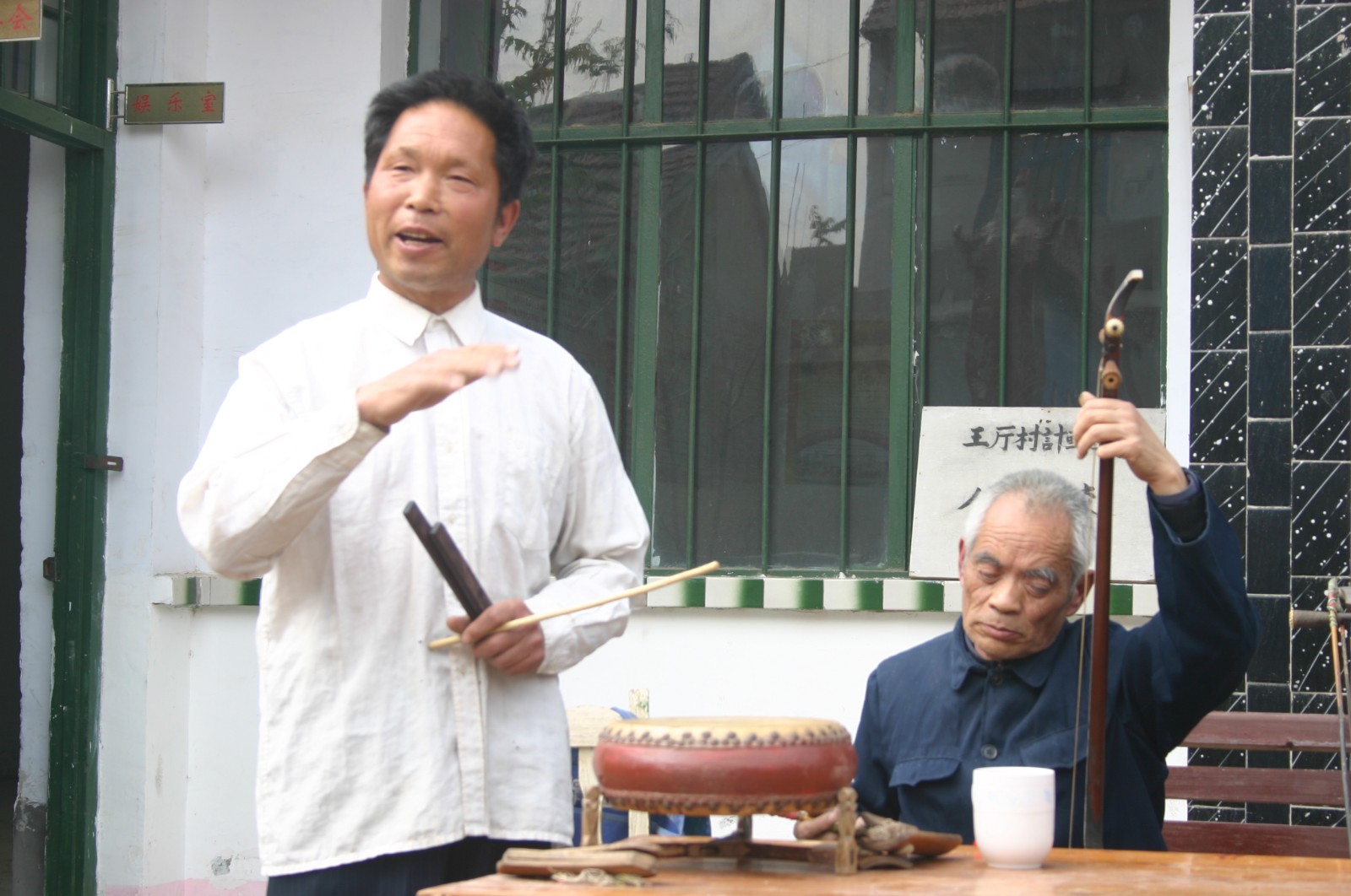 40说唱评书图一为传承人王庆嵩在表演