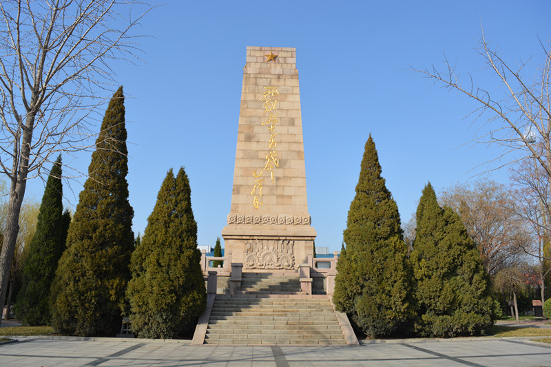 南面“死难烈士万岁!——毛泽东”