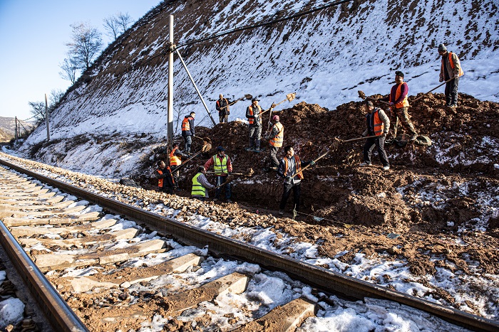 《雪后抢修》吴向俊摄 《雪后抢修》吴向俊摄.jpg