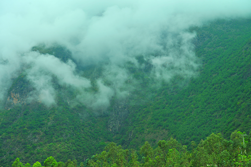 图4:很坎村后陡峭的大山,当年人们就是从这里开辟出一条羊肠小道,通向外界 图4:很坎村后陡峭的大山,当年人们就是从这里开辟出一条羊肠小道,通向外界.jpg