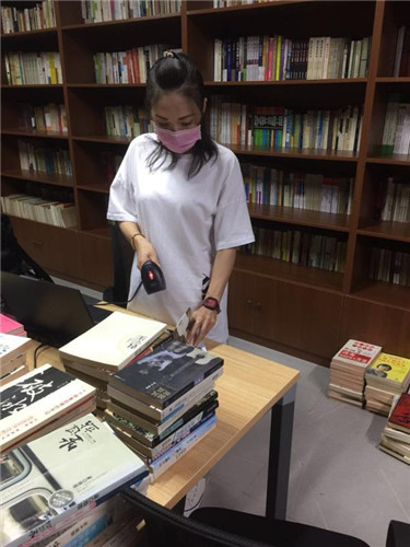 1、2020年7月31日,辽源市图书馆外借部工作人员来到山语城分馆,为这个分馆进行图书更新流转工作