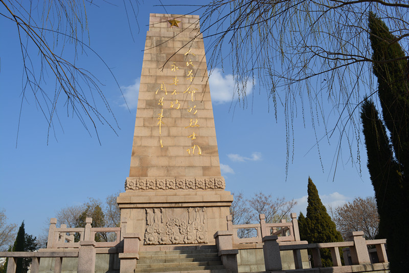 西面“人民革命的烈士们永垂不朽——周恩来”