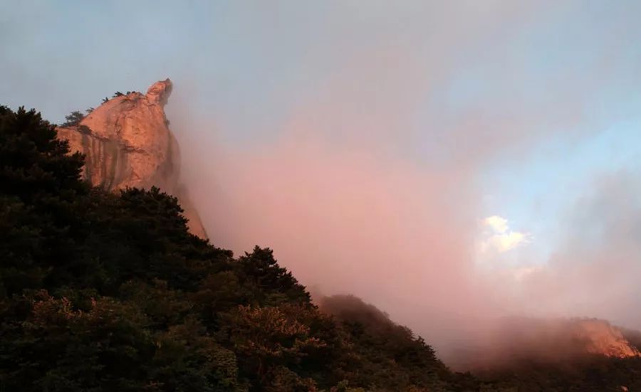 龟峰旭日:龟峰旭日独居麻城"三台八景"之首,每当天空旭日冉冉升起